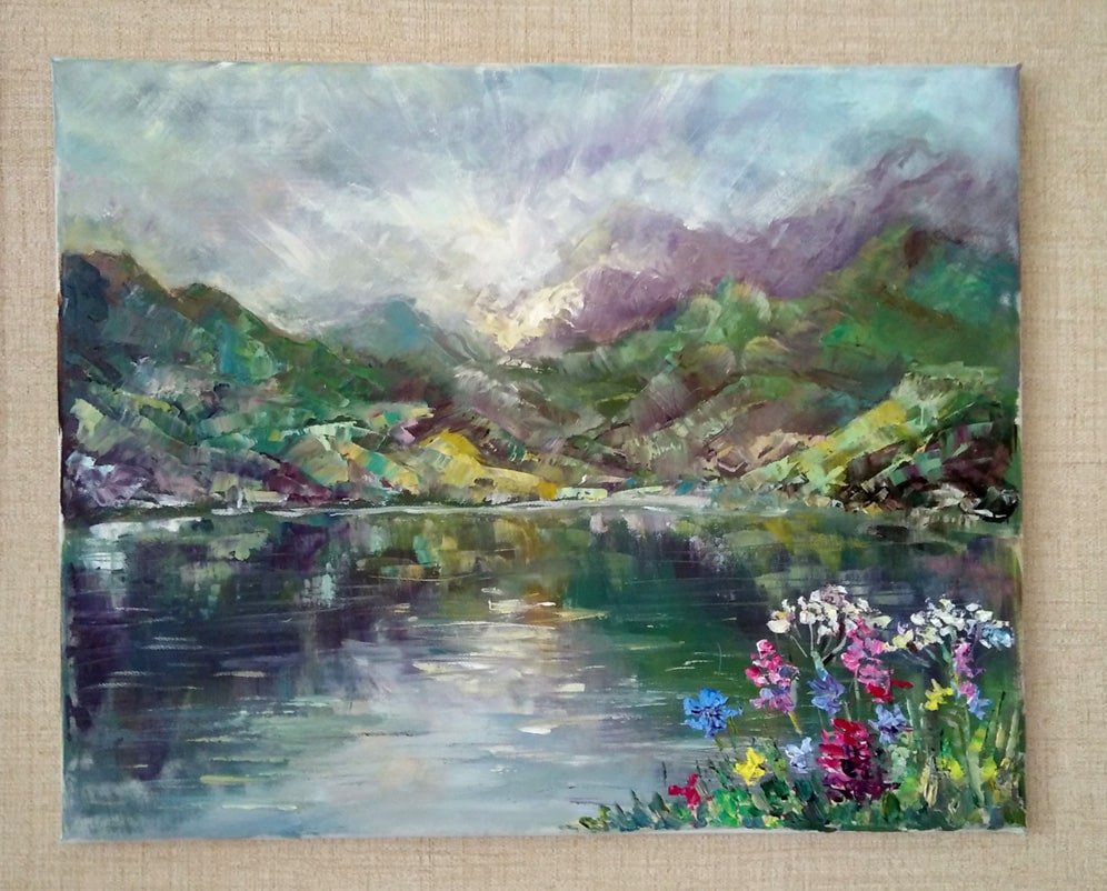 Картина маслом "Свет в горах" с изображением гор, отражающихся в озере и цветами на переднем плане