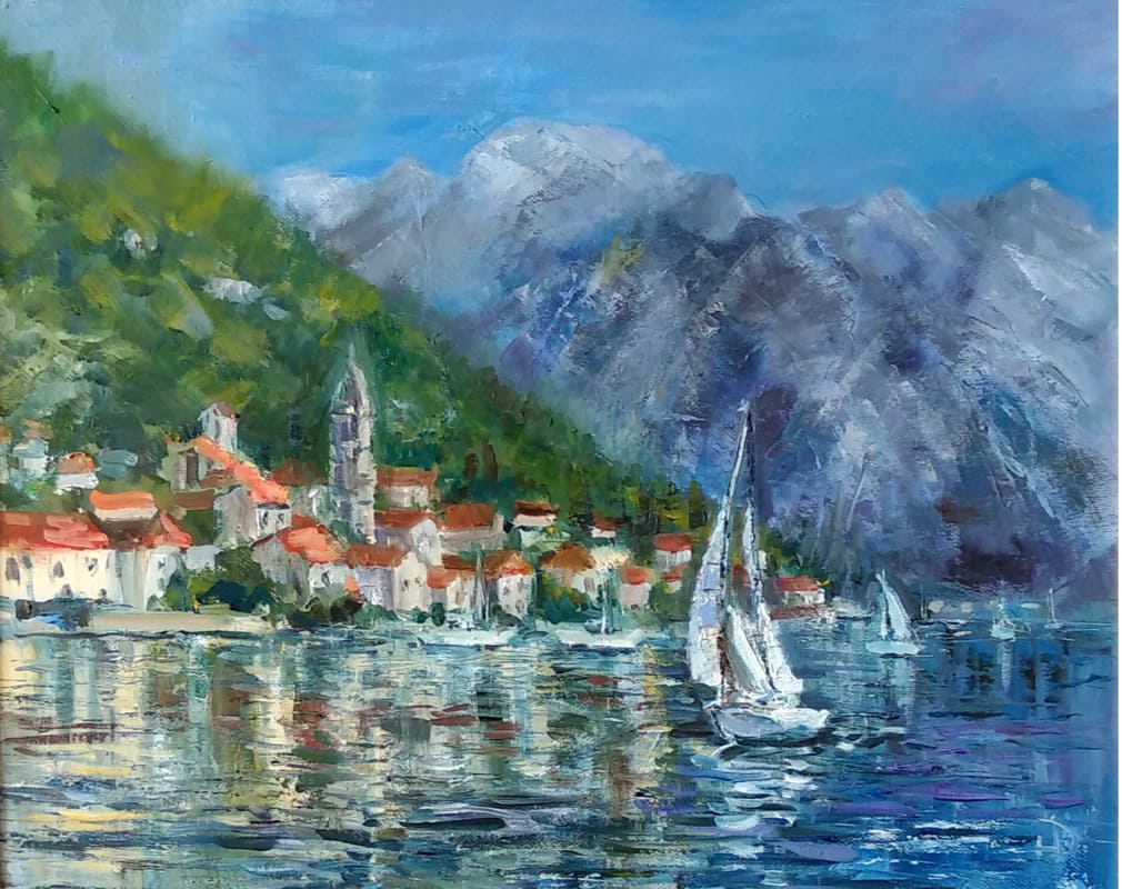 Горы, дома с черепичными крышами, парусная яхта отражаются в глади моря на Адриатическом побережье картины "Черногория"