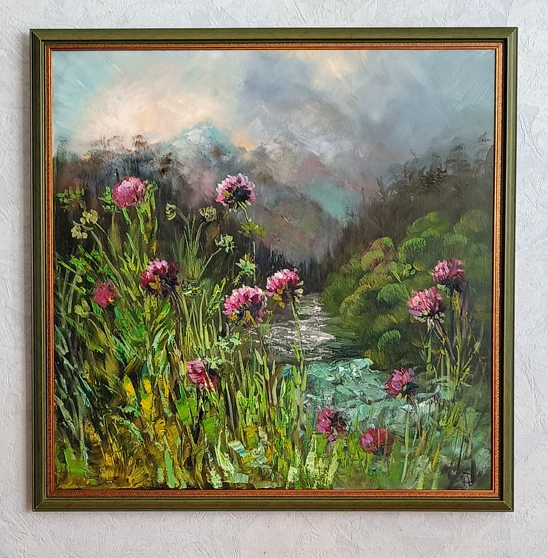Картина масло "Горная река" с цветами на первом плане в раме