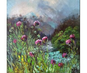 Изображение горного пейзажа с яркими цветами на переднем плане художницы Нины Дивинской